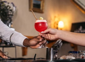 Honderden studenten redden Enschedees cafe van een faillissement 